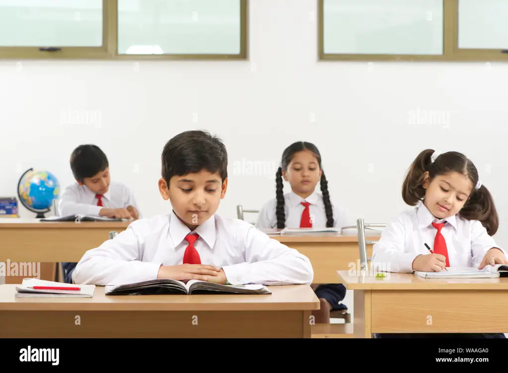 Siswa SMA Indocement sedang belajar di kelas yang modern dan nyaman