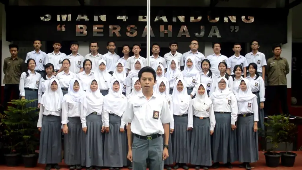 Siswa-siswi SMA Nasional Bandung sedang mengikuti pembelajaran di kelas