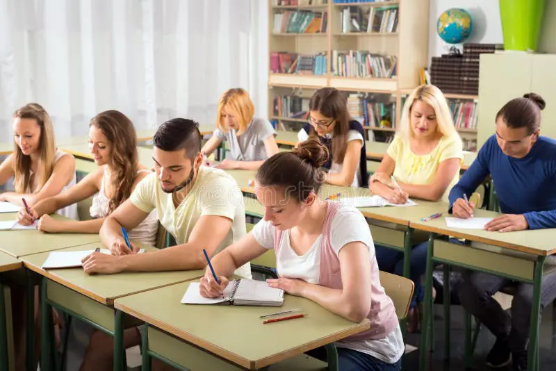 Siswa-siswa SMA Negeri 3 Tondano sedang belajar di kelas