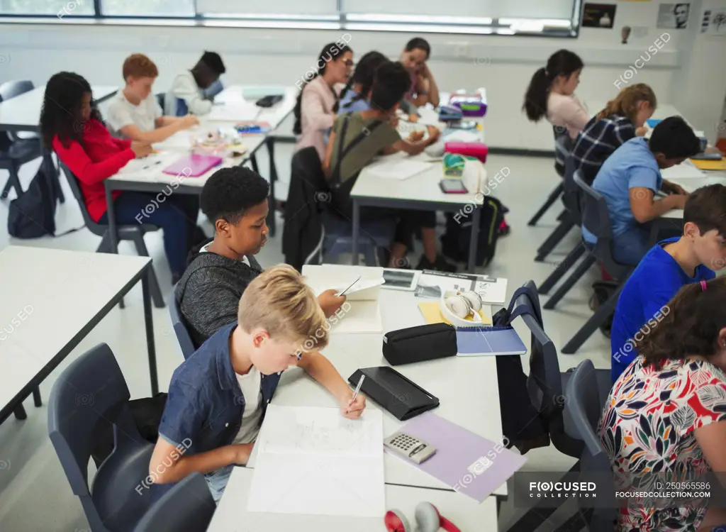 Siswa-siswa SMA Negeri 9 sedang belajar di kelas