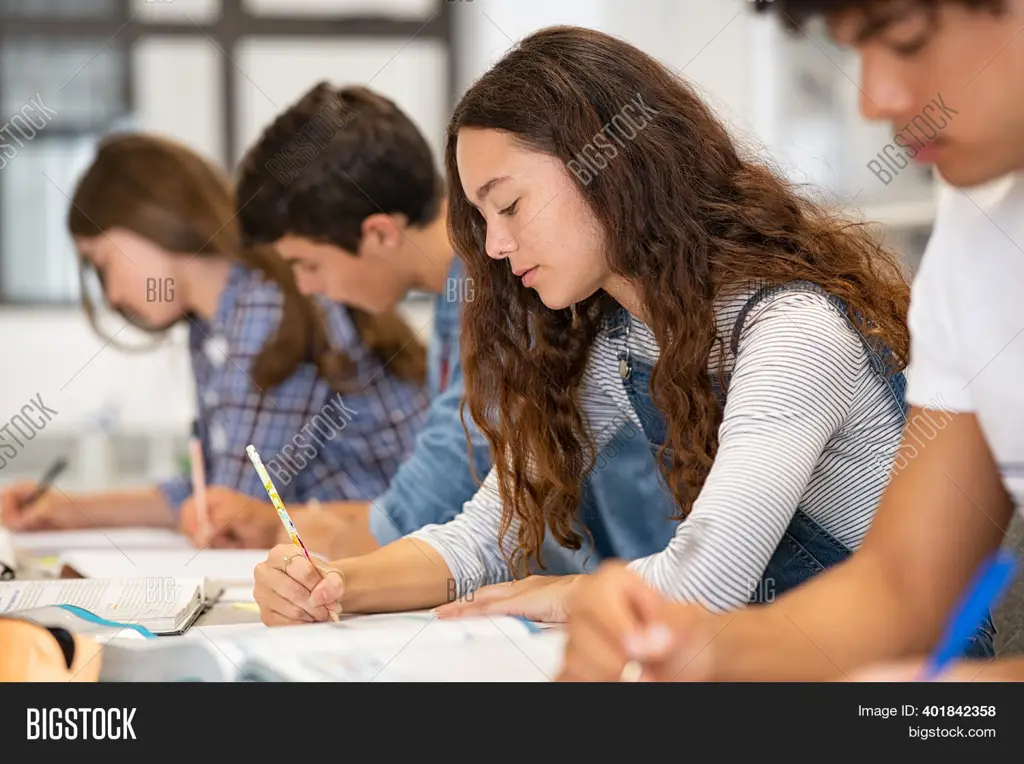 Siswa belajar di dalam kelas