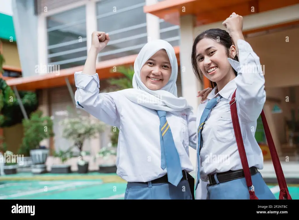 Siswa SMA Indonesia sedang belajar di kelas