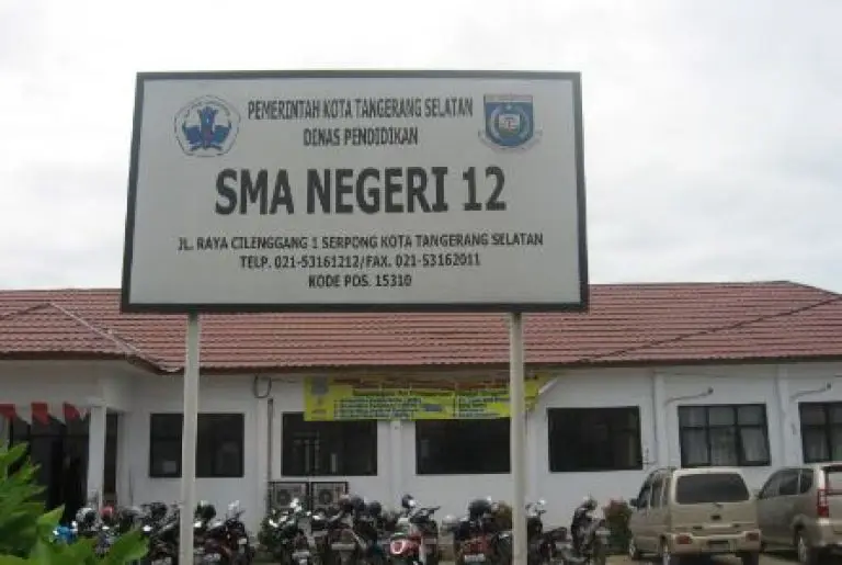 Gambar siswa-siswi belajar di kelas SMA Negeri 12 Kota Tangerang Selatan