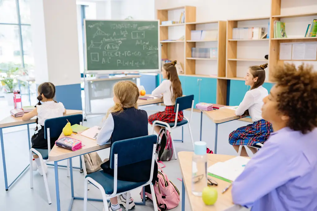 Siswa SMA Negeri 3 Tangsel sedang belajar di kelas yang modern dan nyaman