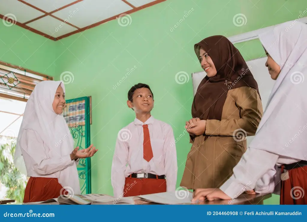 Siswa-siswa SMP 14 sedang mengikuti kegiatan belajar mengajar