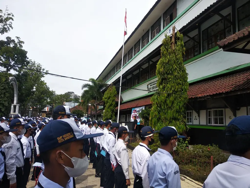 Siswa-siswa sedang belajar di kelas SMP Negeri 1 Bandung