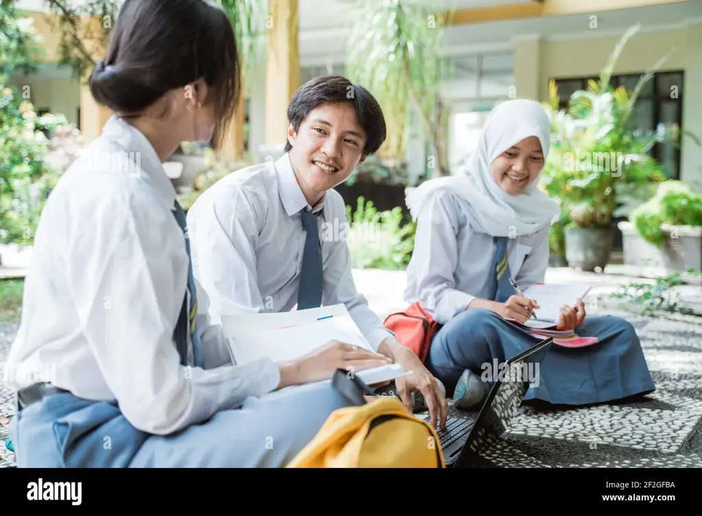 Siswa Indonesia sedang belajar