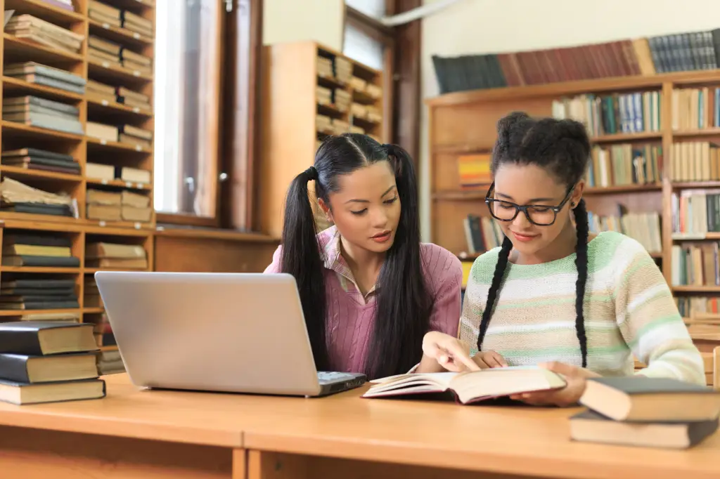 Siswa belajar bersama di perpustakaan