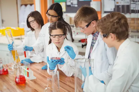 Gambar percobaan sains di laboratorium sekolah