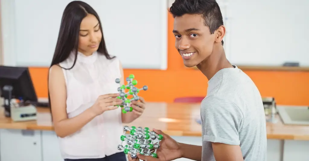 Gambar siswa-siswi SMA Athalia sedang berpartisipasi dalam kegiatan ekstrakurikuler