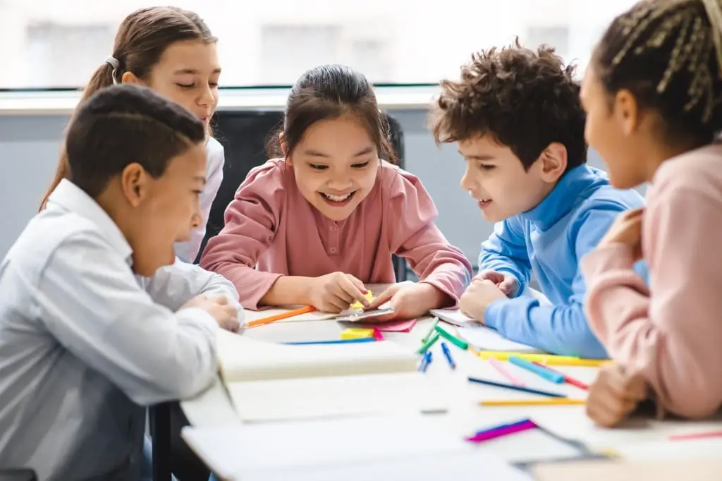 Anak-anak sekolah bermain dengan gembira