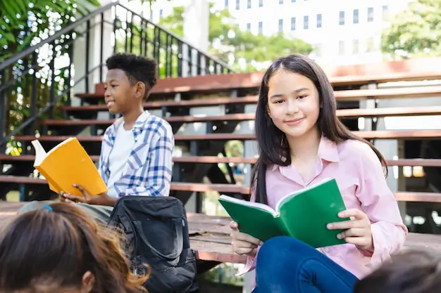 Gambar kegiatan sekolah dengan siswa dari berbagai sekolah