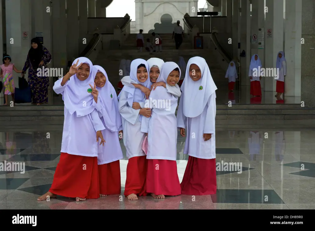 Gambar siswa-siswi pesantren sedang belajar