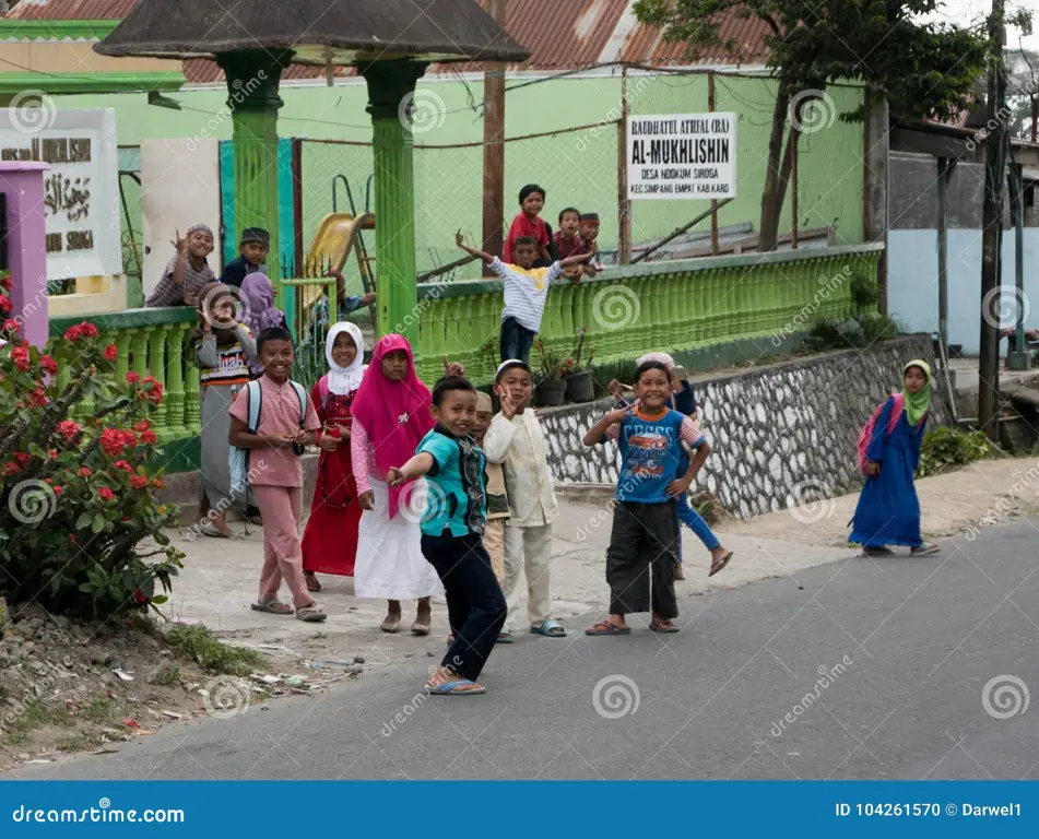 Keluarga Indonesia sedang beraktivitas bersama