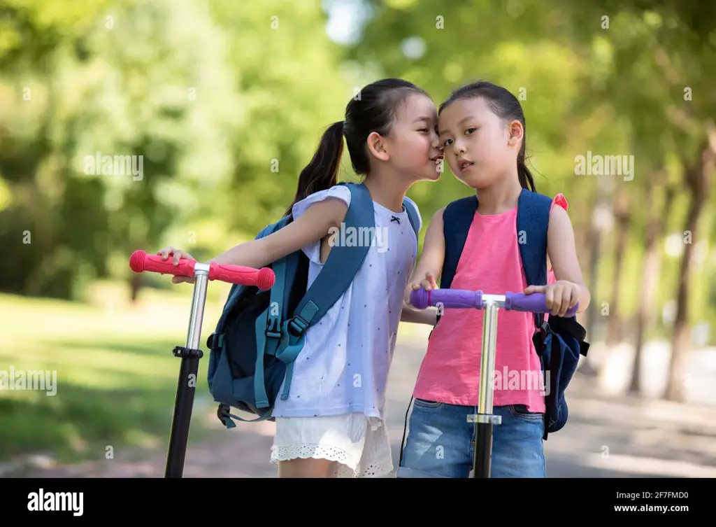 Anak-anak bermain di luar ruangan dengan gembira