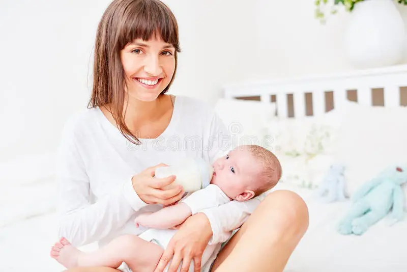 Ibu dan bayi bahagia dengan botol susu