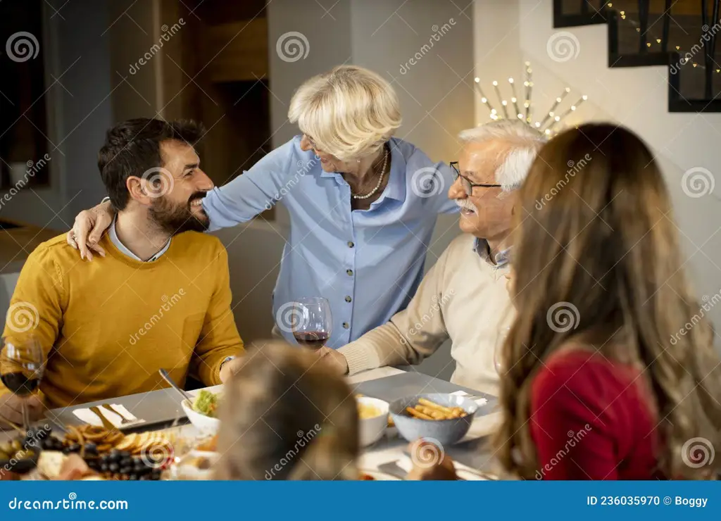 Gambar keluarga makan malam bersama dengan gembira