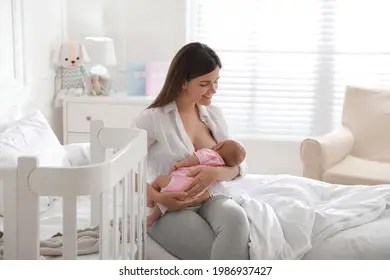 Ibu dan bayi tersenyum bahagia saat menyusui