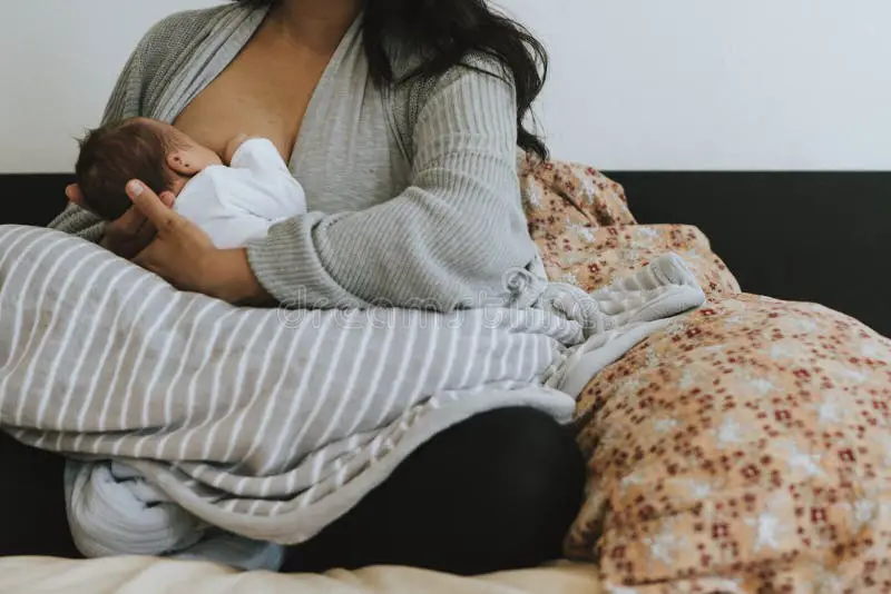 Ibu dan bayi sedang menyusui