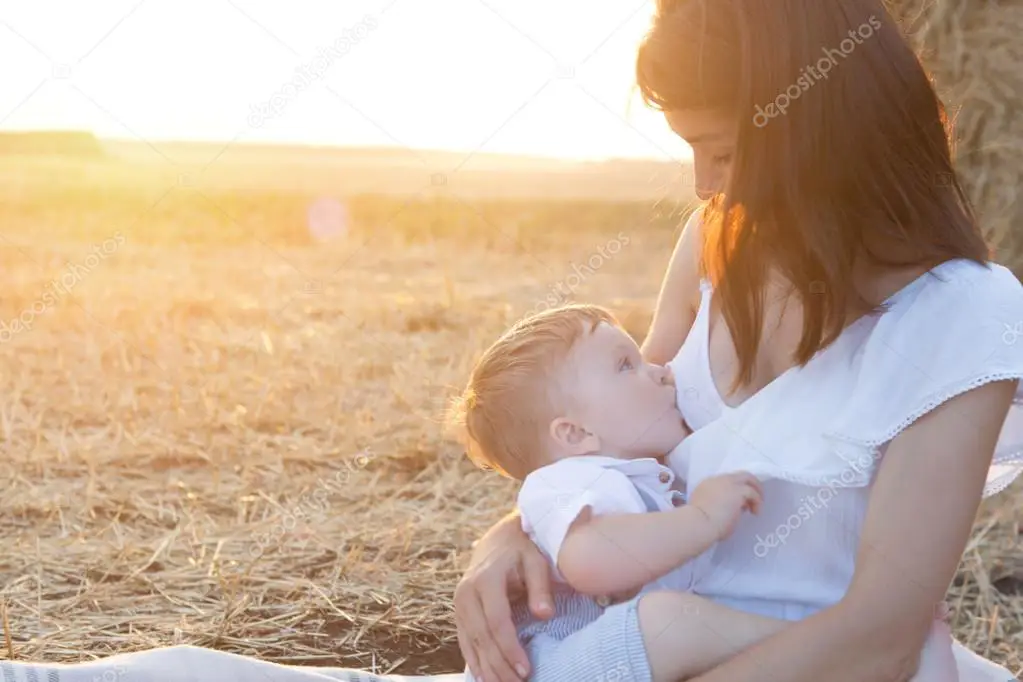 Gambar ibu dan bayi yang bahagia saat menyusui