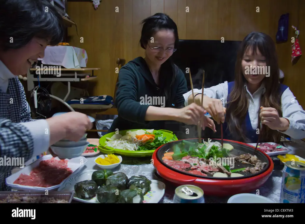 Gambar keluarga Jepang sedang makan malam bersama