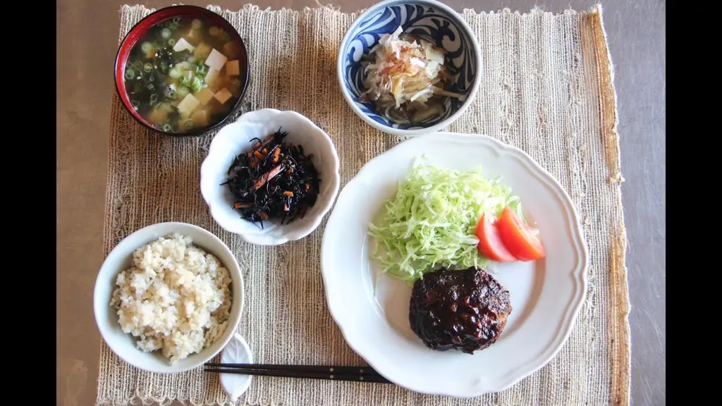 Gambar keluarga Jepang sedang makan malam bersama