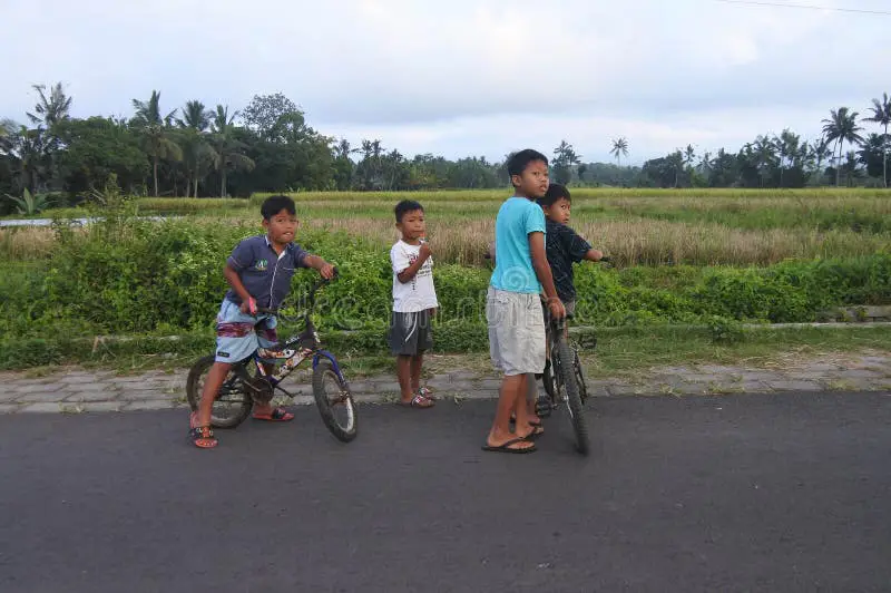 Anak-anak bermain di Banyuwangi