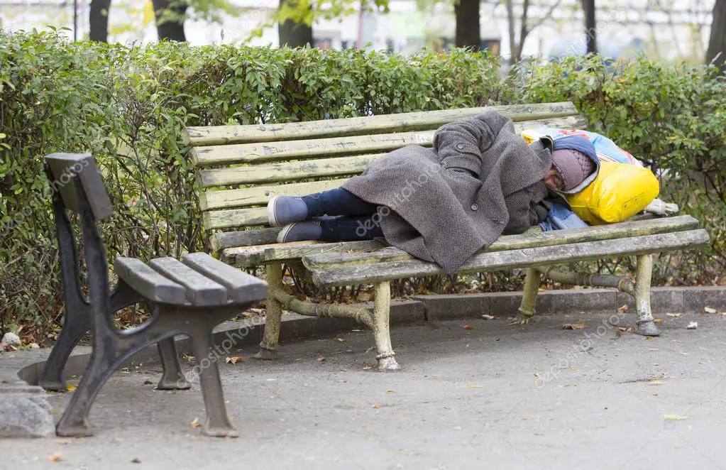 Gambar gelandangan yang tidur di jalanan