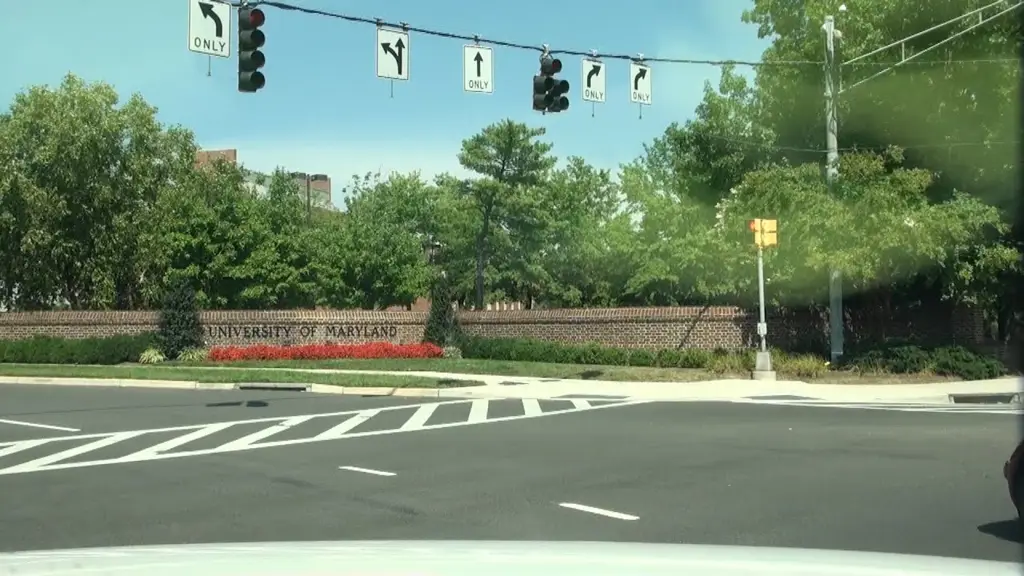 Foto kampus Universitas Maryland yang ramai dan penuh aktivitas