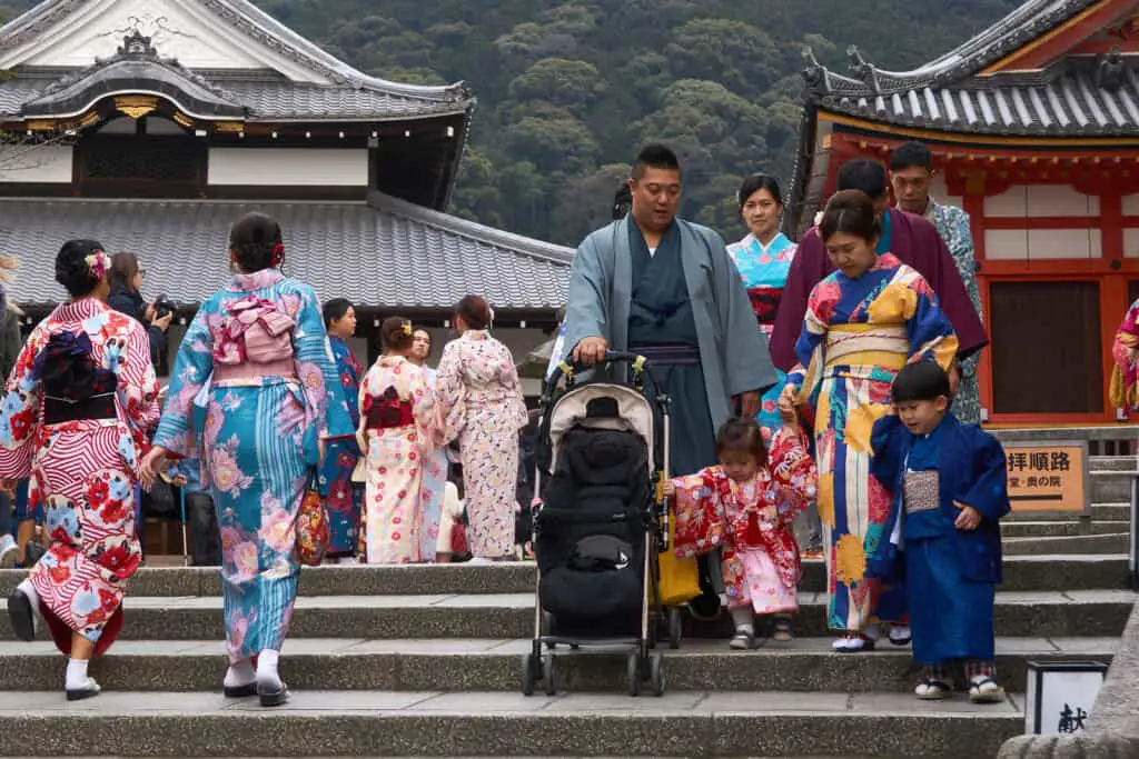 Foto kehidupan keluarga Jepang yang hangat dan harmonis.