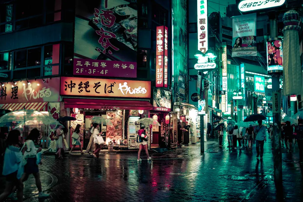 Foto jalanan kota Jepang di malam hari yang ramai dan penuh cahaya