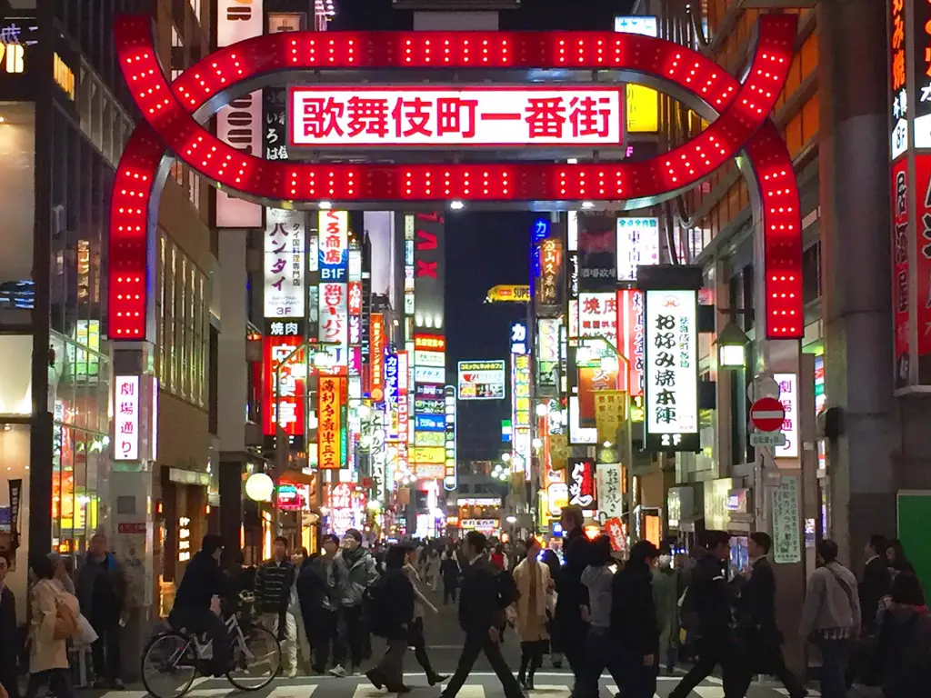 Pemandangan kehidupan malam Tokyo yang ramai