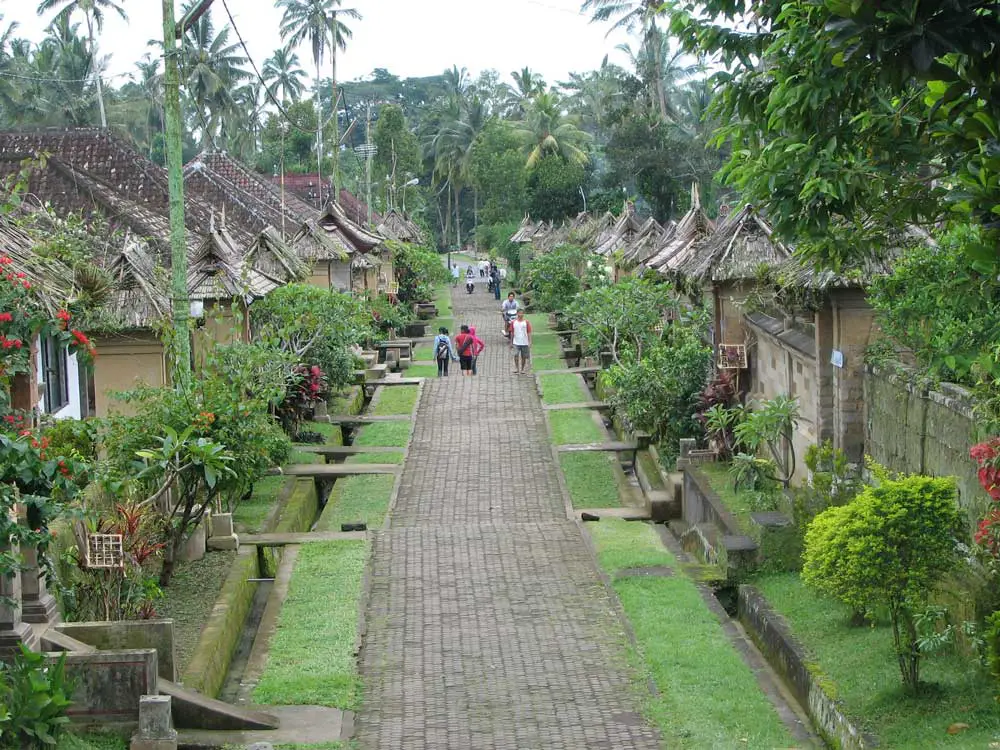 Desa tradisional Indonesia dengan rumah-rumah adat