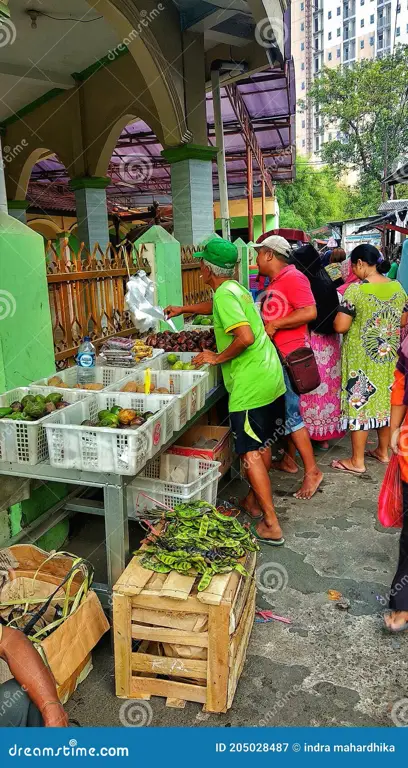 Suasana pasar tradisional di Indonesia