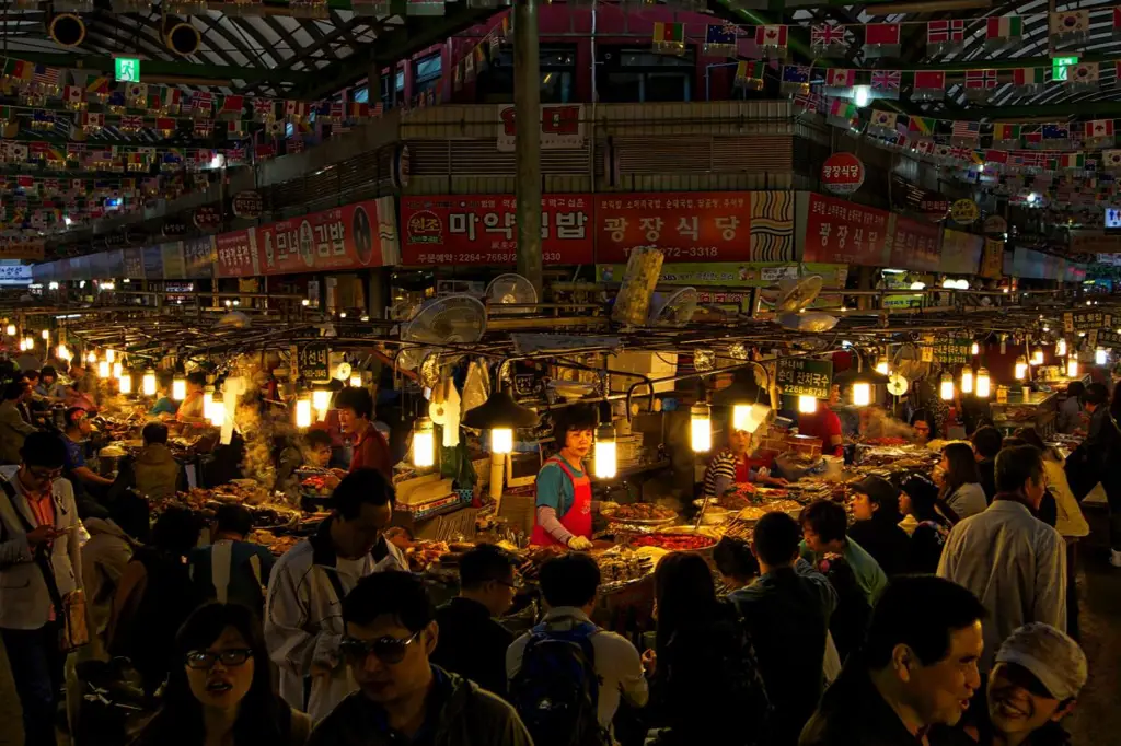 Suasana ramai pasar Mardi Korea