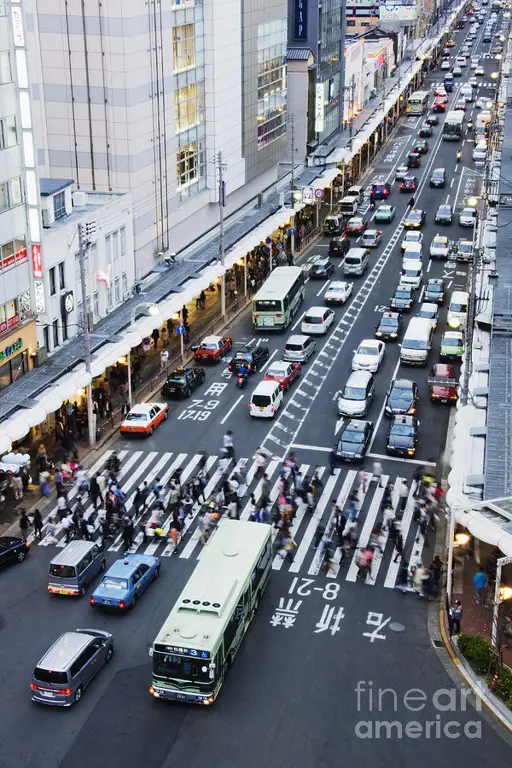 Jalanan ramai di Jepang dengan berbagai toko yang menawarkan pekerjaan paruh waktu