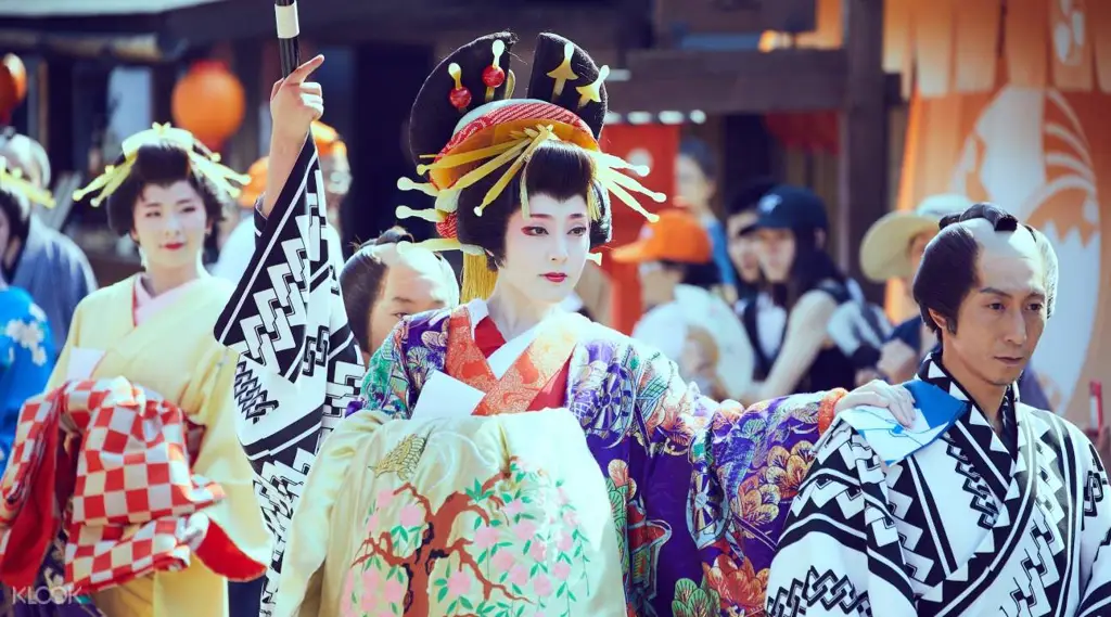 Pemandangan jalanan di Edo Wonderland Jepang yang ramai dengan orang-orang berpakaian tradisional