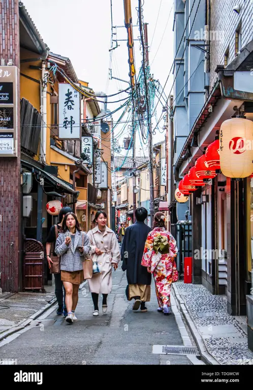 Foto kehidupan jalanan di Jepang yang ramai dan penuh warna