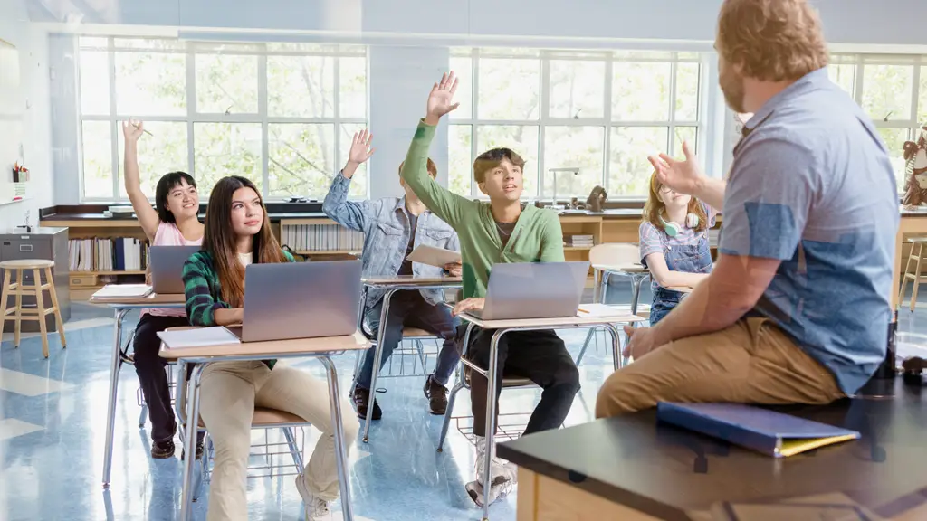 Siswa SMA sedang beraktivitas di sekolah