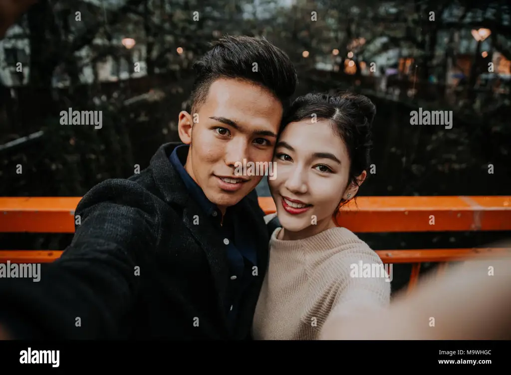 Pasangan Jepang dalam adegan romantis