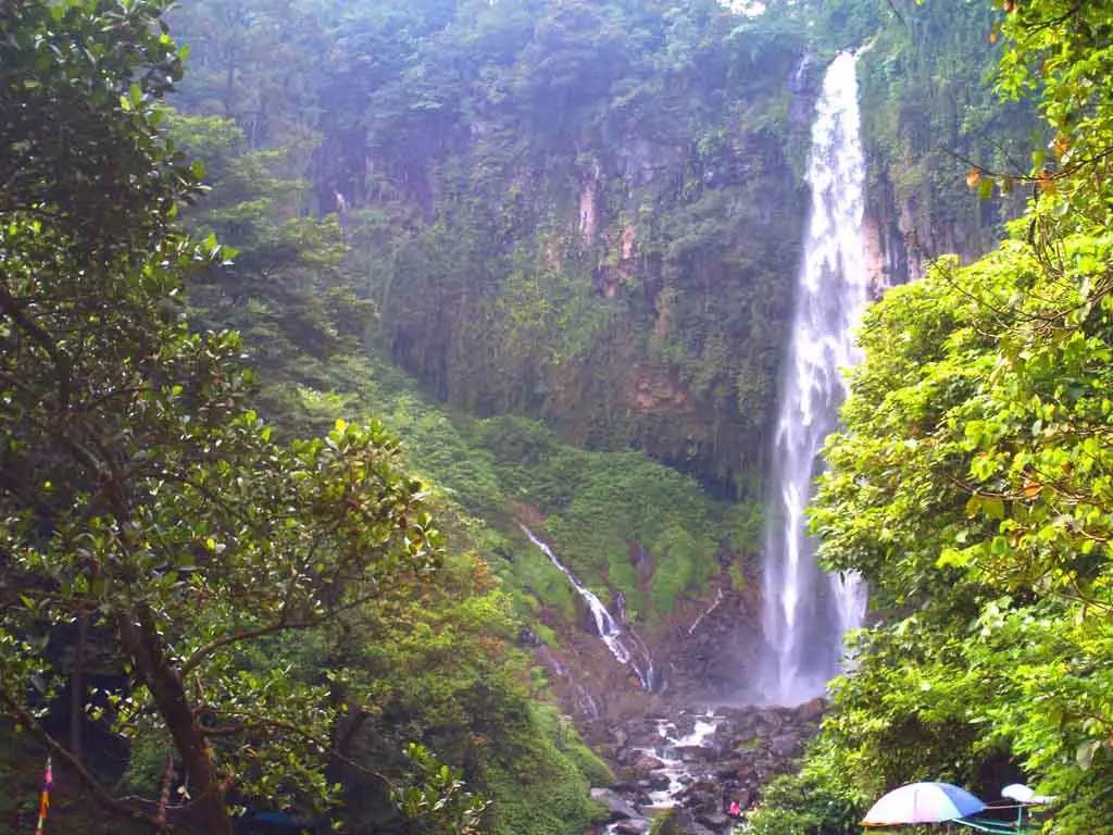 Air Terjun di Tawangmangu yang Sejuk dan Menyegarkan