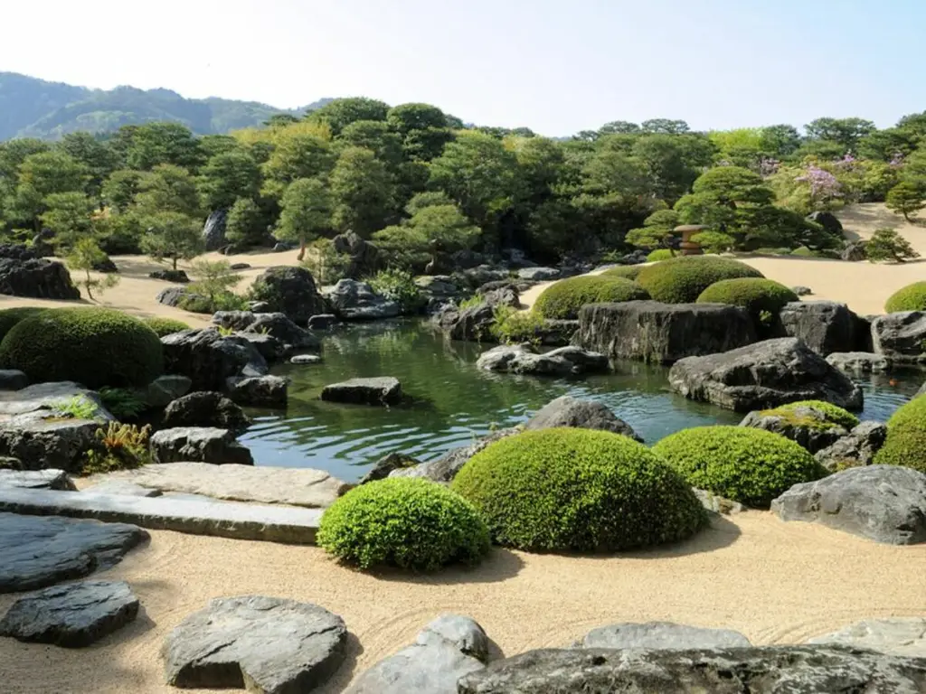 Seorang wanita Jepang di sebuah taman yang indah