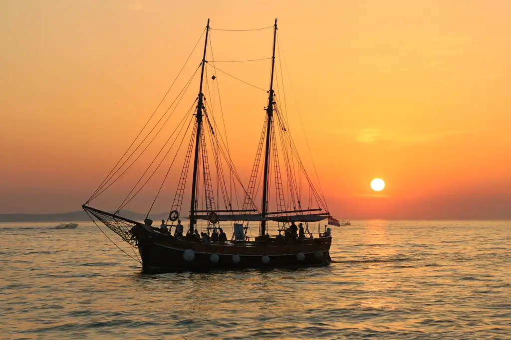 Pemandangan laut dari atas kapal