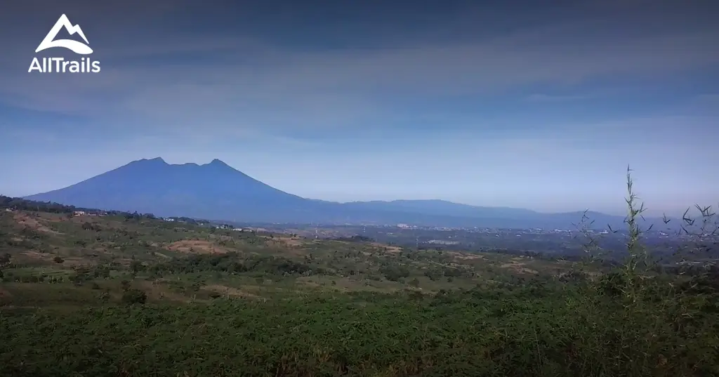 Pemandangan jalur pendakian di Jawa