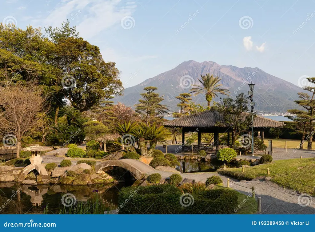 Pemandangan alam Jepang dengan gunung berapi di latar belakang