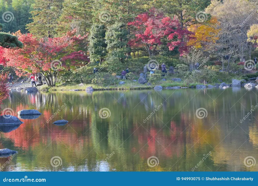 Pemandangan Jepang di dekat kolam