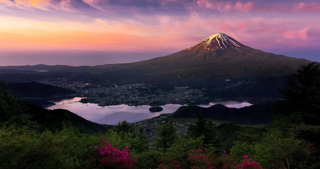 Pemandangan indah di Jepang, seperti Gunung Fuji atau taman tradisional