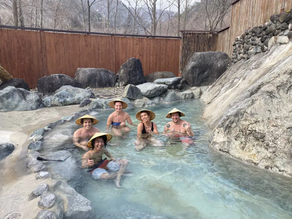 Pemandangan onsen Jepang yang indah