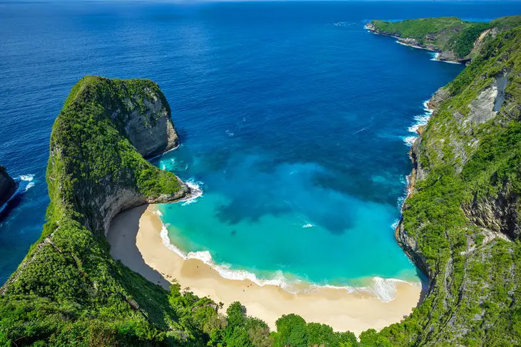 Pemandangan pantai yang indah di Indonesia