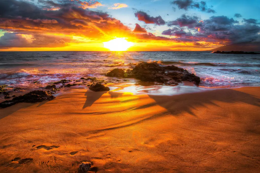 Pemandangan pantai senja yang indah